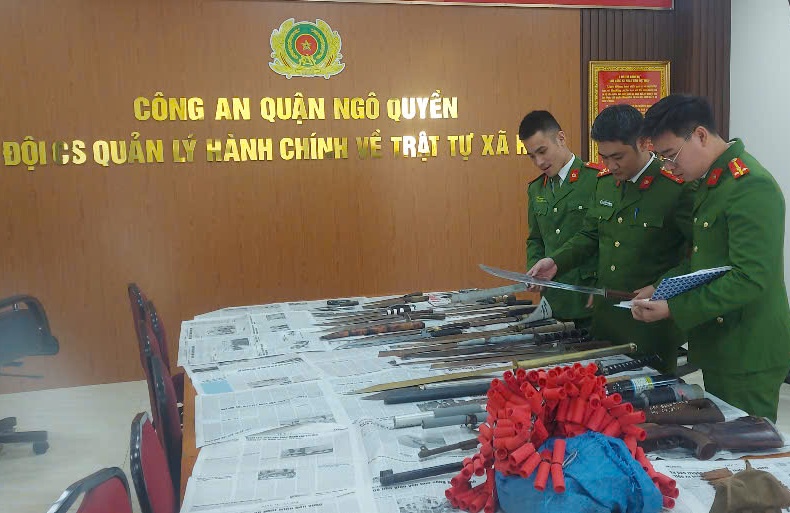 Công an quận Ngô Quyền: Vận động, thu hồi 1 súng tự chế, 47 vũ khí thô sơ, 95 viên đạn, 3kg pháo nổ